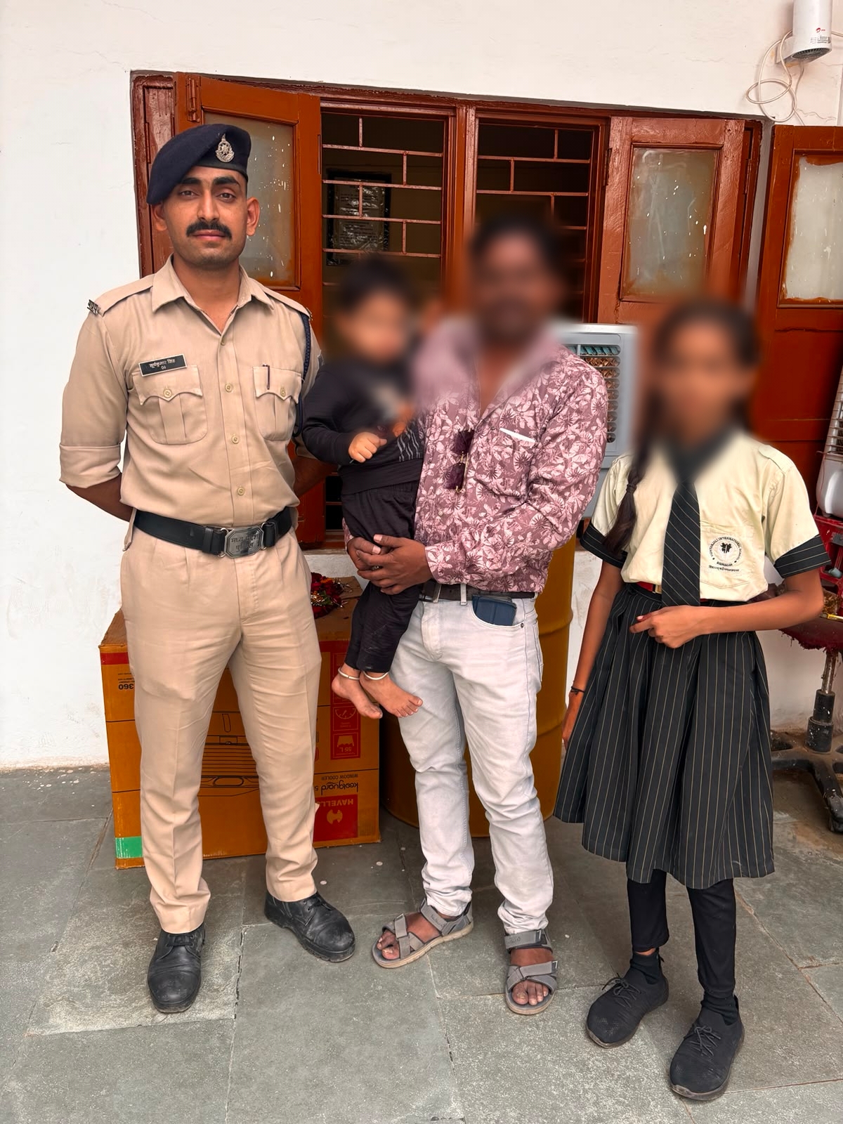 उज्जैन के थाना बड़नगर क्षेत्र में घर की राह भटका 05 वर्षीय बालक, डायल-112 जवानों ने परिजन से मिलाया।